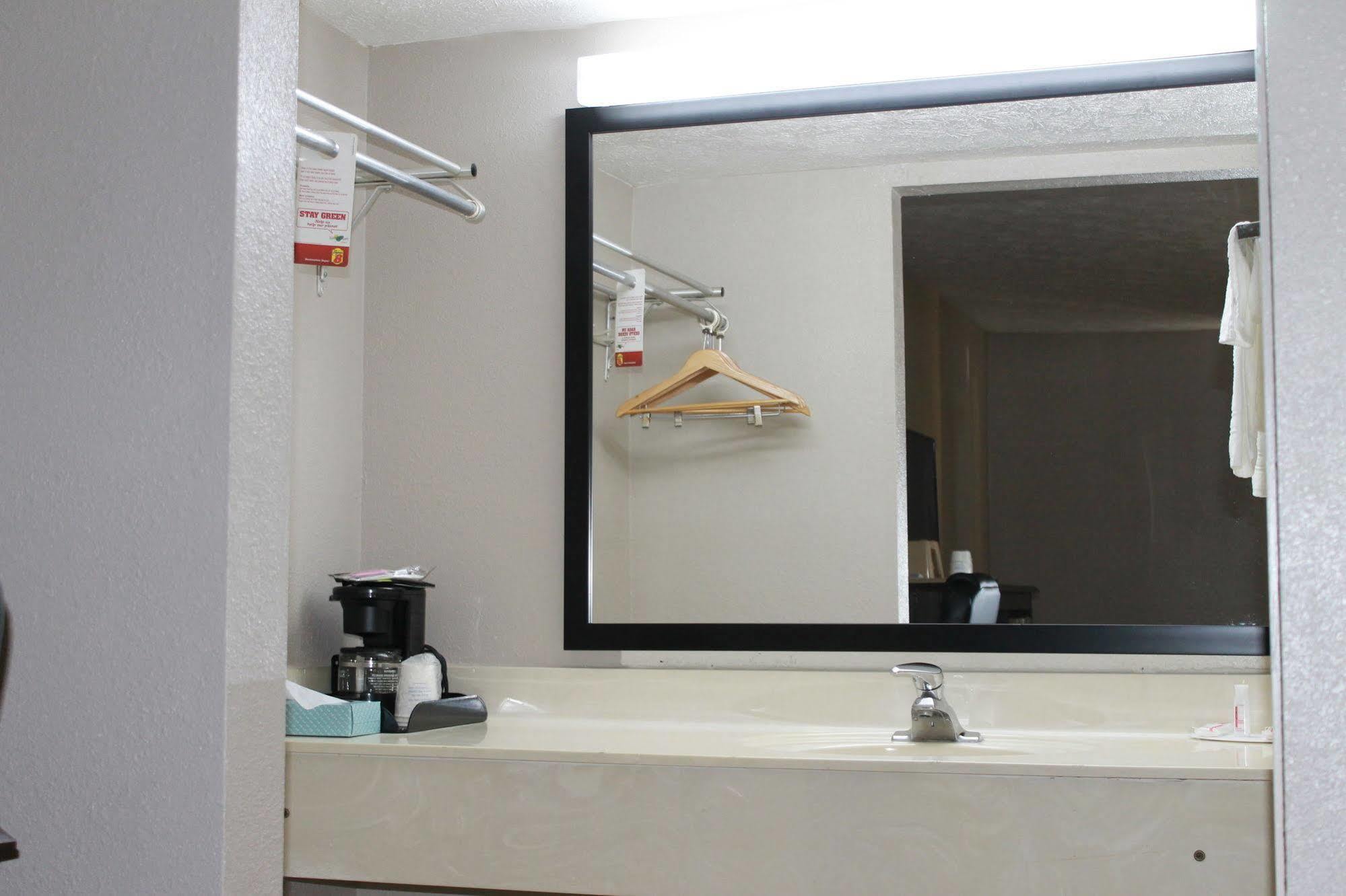 Motel Super 8 By Wyndham Locust Grove Esterno foto